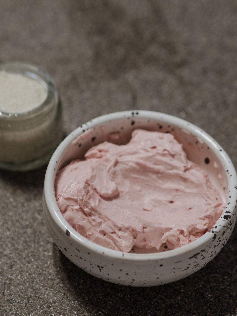 Керамическая миска с розовой кремовой маской из глины