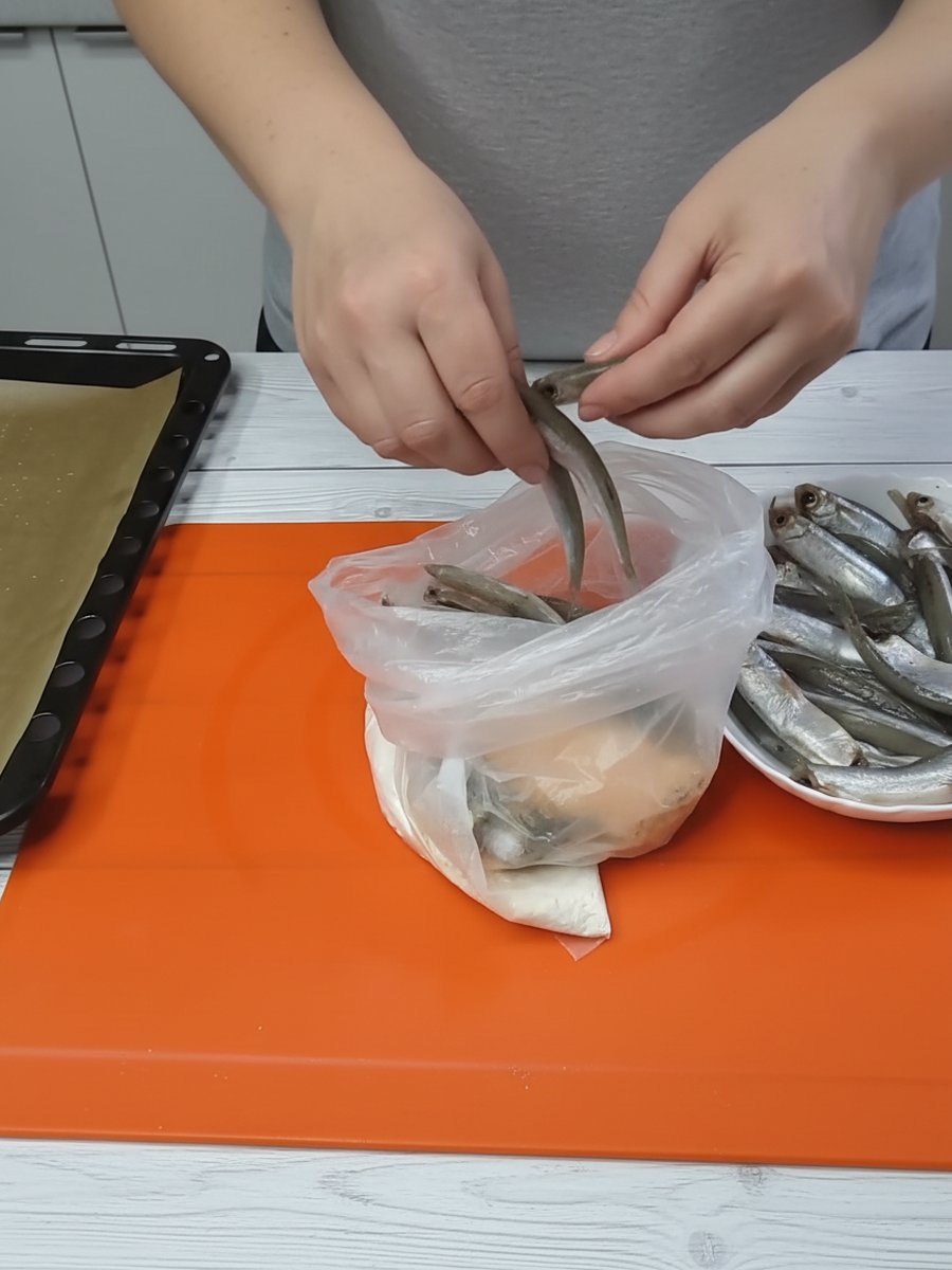 Мойва укладывается в пакет со смесью крахмала и специй